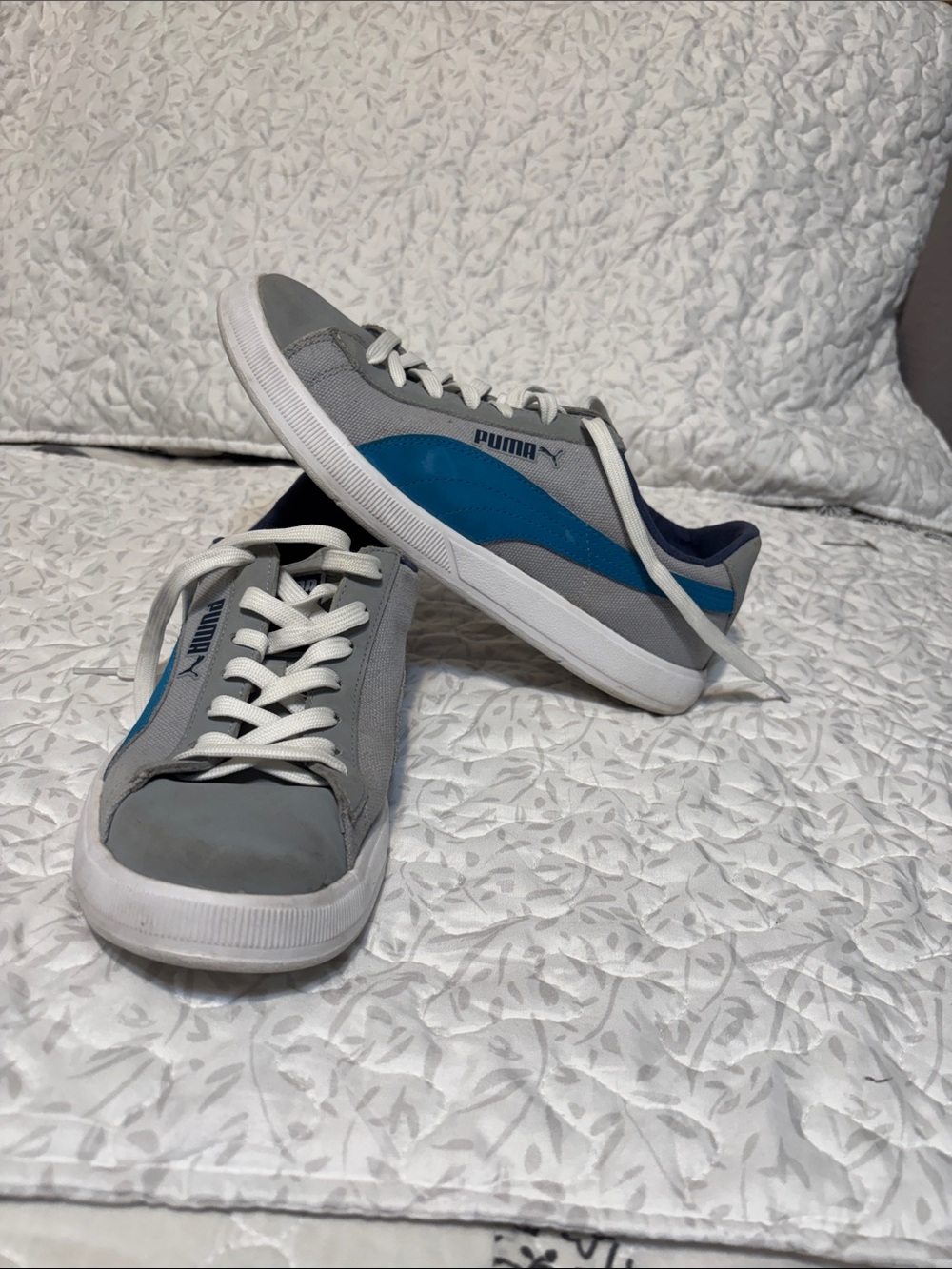 Puma women’s Gray and Blue Low-Top Sneakers